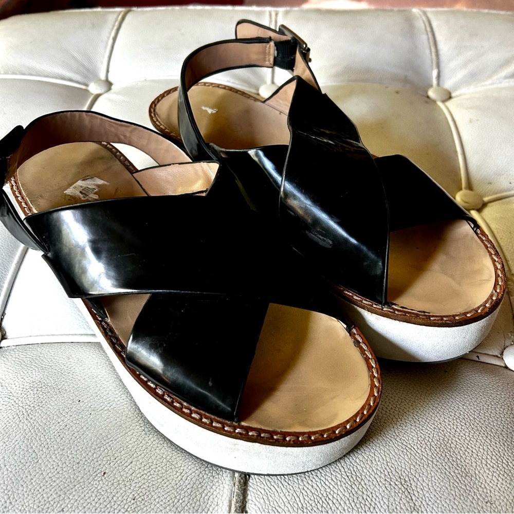 Women's Black platform Sandals sz 8.5 crisscross style good condition